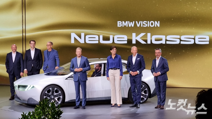 BMW 그룹은 2일(현지시간) 독일 뮌헨에서 미디어 데이를 열고 미래 비전을 집약한 콘셉트카 노이어 클라쎄를 공개했다. 윤준호 기자