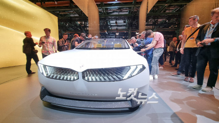BMW 그룹은 2일(현지시간) 독일 뮌헨에서 미디어 데이를 열고 미래 비전을 집약한 콘셉트카 노이어 클라쎄를 공개했다. 윤준호 기자