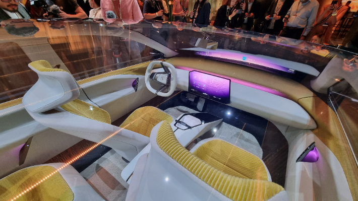 BMW 그룹은 2일(현지시간) 독일 뮌헨에서 미디어 데이를 열고 미래 비전을 집약한 콘셉트카 노이어 클라쎄를 공개했다. 윤준호 기자