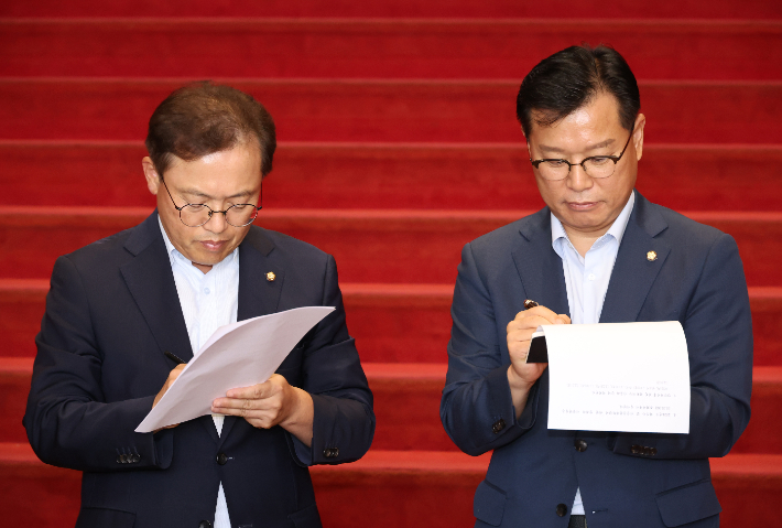 1일 국회에서 국민의힘 이양수 원내수석부대표(오른쪽)와 더불어민주당 송기헌 원내수석부대표가 정기국회 의사일정에 합의한 뒤 합의문에 서명하고 있다. 연합뉴스