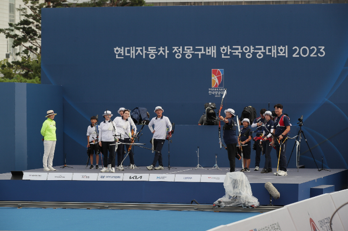 3일 '현대자동차 정몽구배 한국양궁대회 2023'에서 한국 양궁 레전드들과 국가대표, 유소년 선수들이 팀을 이뤄 특별 레전드 매치를 벌이고 있다. 현대자동차 제공 