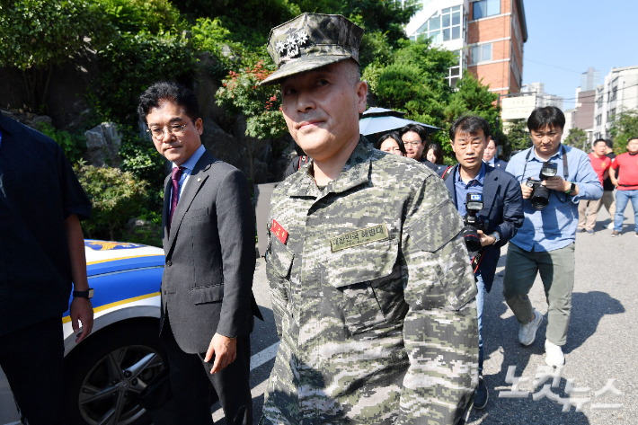 채 모 상병 순직 사건을 수사하다 항명 혐의로 입건된 박정훈 전 해병대 수사단장(대령)이 1일 오전 영장실질심사를 받기 위해 서울 용산구 군사법원으로 들어가고 있다. 류영주 기자