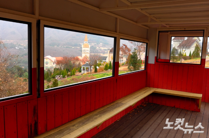 스위스 열차 내에서 보는 풍경 같은 기분이 든다. 김유정 여행작가