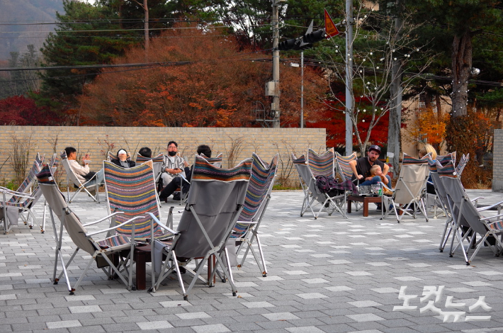 캠핑장 같은 분위기. 김유정 여행작가