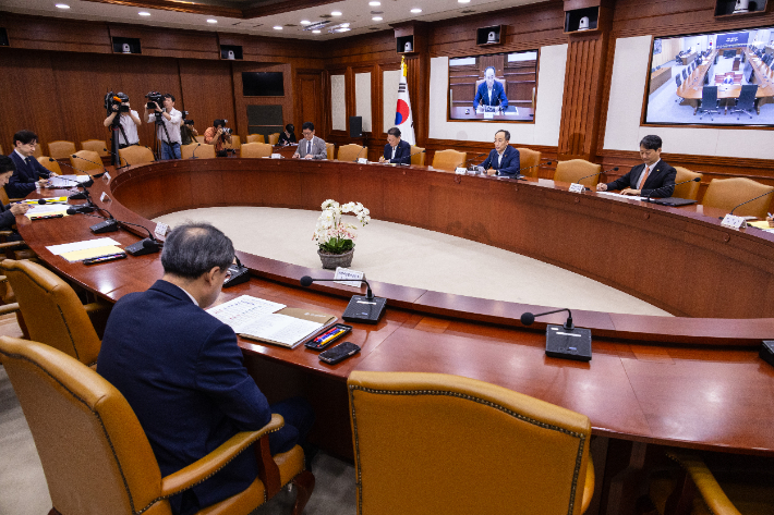 추경호 경제부총리 겸 기획재정부 장관이 4일 오전 서울 종로구 정부서울청사에서 열린 비상 경제장관회의 겸 수출 투자대책 회의에 참석해 최근 경제 동향과 수출 상황, 정부의 정책 추진 방향에 대해 설명하고 있다. 연합뉴스