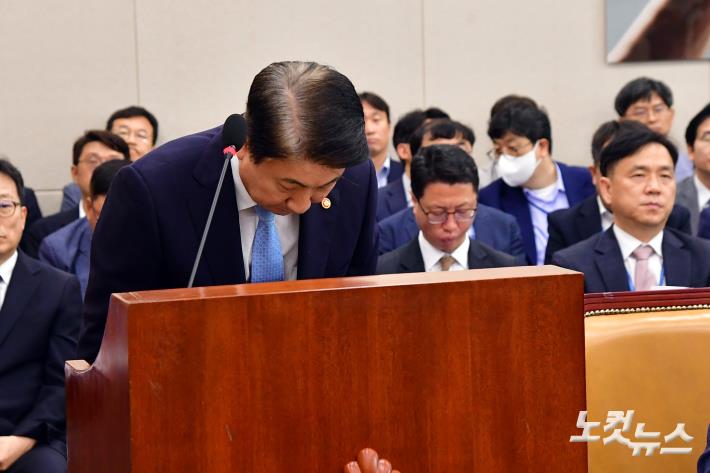 인사하는 이동관 방송통신위원장