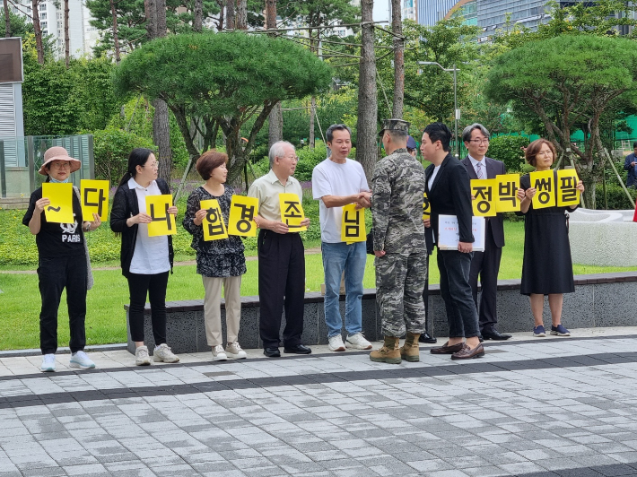 과거 군부대 사망사고로 자식들을 잃은 유족들이 박정훈 전 해병대 수사단장을 응원하기 위해 4일 수원지법을 찾았다. 정성욱 기자