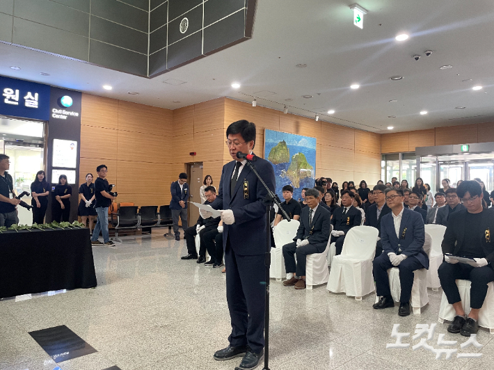 4일 오전 10시 세종시교육청에서 故 서이초 교사 추도 및 세종교육공동체 회복의 날 행사가 열렸다. 최교진 세종시교육감이 추도사를 낭독하고 있다. 김미성 기자