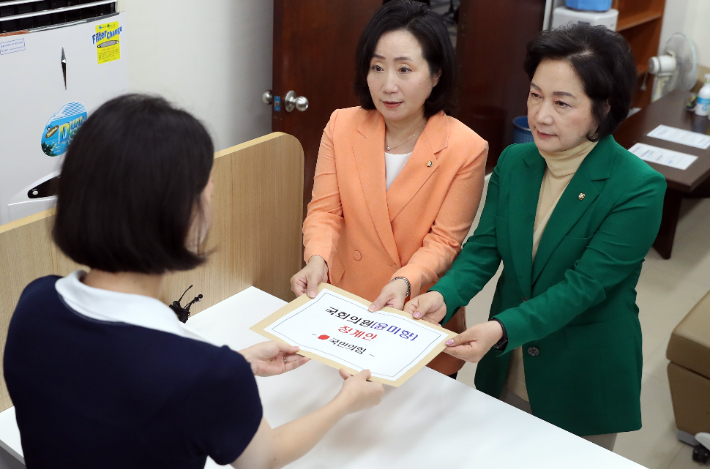 국민의힘 전주혜 원내대변인과 조명희 원내부대표가 4일 오전 국회 의안과에서 무소속 윤미향 의원에 대한 징계안을 제출하고 있다. 연합뉴스