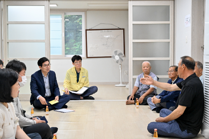 김광열 영덕군수(가운데 왼쪽)가 경로당에서 현장민원을 청취하고 있다. 영덕군 제공