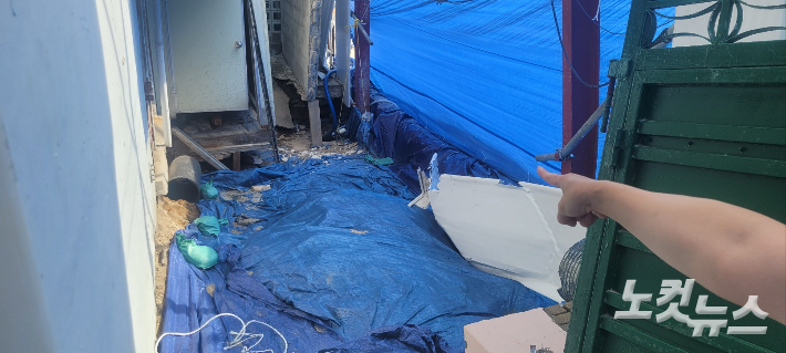 강릉시 포남동의 한 주상복합 아파트 신축 공사장 인근의 한 주택 뒷 마당에서 지난 6월과 7월 2차례 지반침하가 발생했다.  전영래 기자