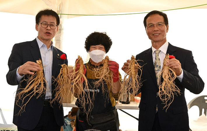 지난해 조병옥 군수(오른쪽)가 음성명작페스티벌 인삼판매장에서 음성명작 인삼을 홍보하는 모습. 음성군 제공