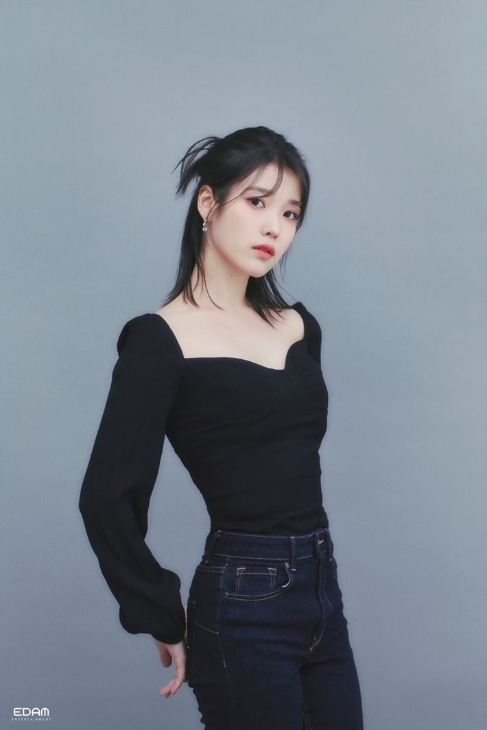 가수 아이유. 아이유 공식 페이스북