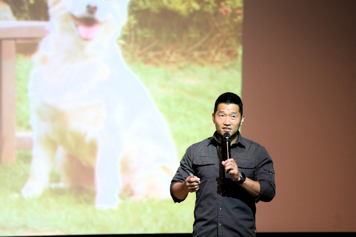 전북 부안군은 지난 4일 오후 5시 부안 예술회관에서 개통령 강형욱의 펫티켓 "반려견과 함께 사는 법"이란 주제로 특강을 개최했다. 부안군 제공