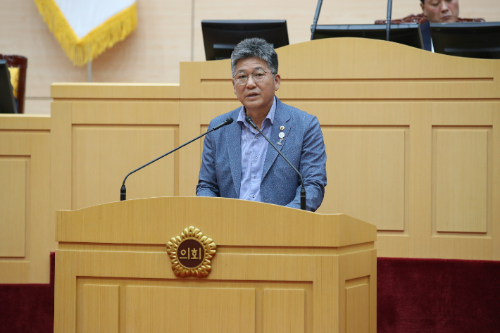 신의준 전남도의원, 5일 도의회 본회의장에서 '수산정책자금 상환연장 촉구 건의안' 대표 발의. 전남도의회 제공