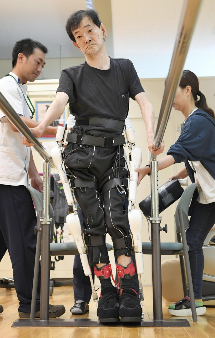 Yuji Kaneko tem a doença de Minamata e não consegue andar há mais de 20 anos, desde os 40 anos.  Capture a página inicial das notícias da Kyodo
