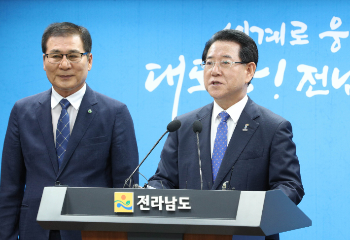 김영록 전남도지사가 5일 전남도청 브리핑실에서 이상익 함평 군수와 '함평 미래 지역발전 비전'을 발표하며 광주 군 공항 이전과 관련해 밝히고 있다. 전라남도 제공