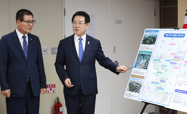 김영록 전라남도지사가 5일 오후 도청 브리핑실에서 이상익 함평군수와 '함평 미래 지역발전 비전'을 발표했다. 전라남도 제공