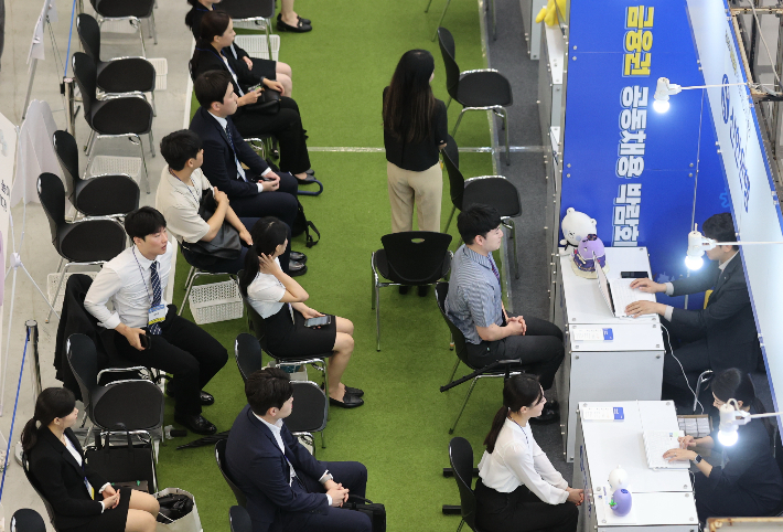 면접 보는 취업준비생들. 연합뉴스