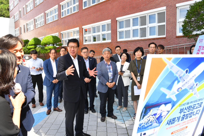 박형준 부산시장이 5일 부산항공고등학교로의 전환이 예정된 서부산공업고등학교를 방문했다. 부산시 제공