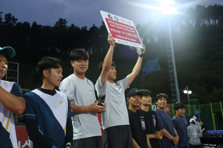 순창오픈 시상식에서 남자 복식 우승을 차지한 서울시청 임민호가 상패를 들고 기뻐하는 모습. 임민호 왼쪽이 이현권. 협회