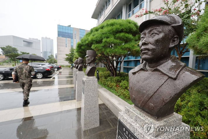  국방부가 육군사관학교 교내뿐 아니라 국방부 청사 앞에 설치된 고(故) 홍범도 장군 흉상에 대해서도 필요시 이전을 검토하고 있다고 밝힌 2023년 8월 28일 서울 용산구 국방부 청사 앞에 설치된 고 홍범도 장군 흉상 모습.  [연합뉴스 자료사진] 연합뉴스