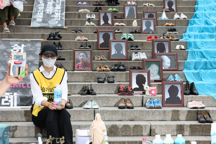 지난달 31일 서울역 앞 계단에서 열린 가습기살균제 참사 12주기 캠페인 및 기자회견. 연합뉴스 