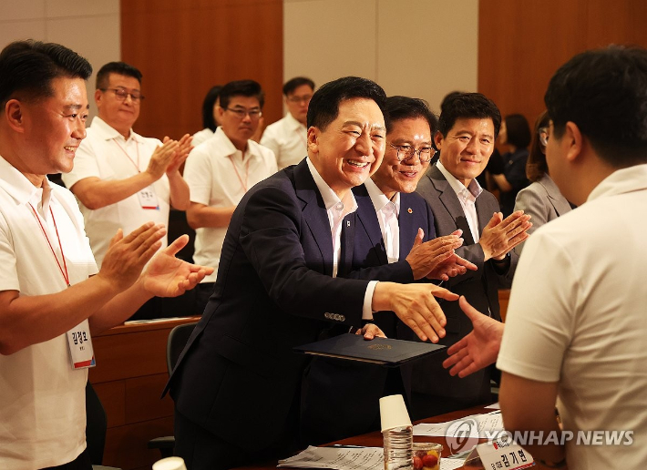 (경기 광주=연합뉴스) 홍기원 기자 = 국민의힘 김기현 대표가 30일 오후 경기도 광주시 곤지암 리조트에서 열린 경기도의회 국민의힘 현장정책회의에서 결의문 낭독한 후 악수하고 있다. 2023.8.30 xanadu@yna.co.kr 연합뉴스