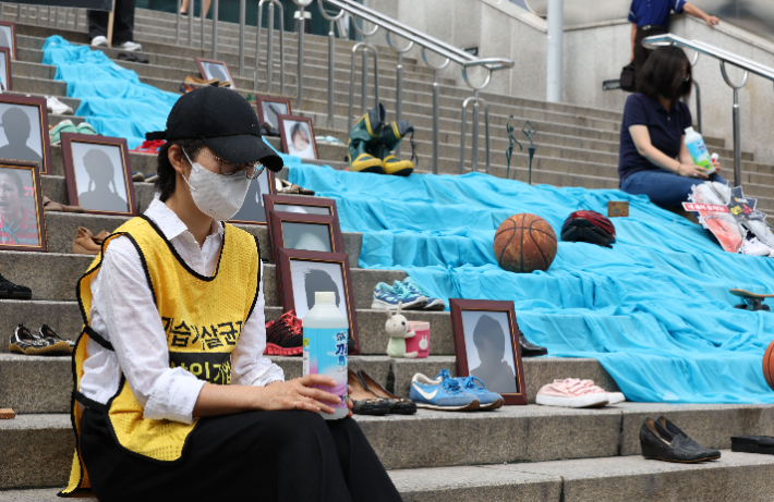 지난달 31일 서울역 앞 계단에서 열린 가습기살균제 참사 12주기 캠페인 및 기자회견에서 가습기살균제 참사 피해자들의 유품이 놓여있다. 연합뉴스