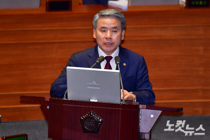 6일 서울 여의도 국회에서 열린 제410회 국회(정기회) 제3차 본회의 외교·통일·안보에 관한 질문에서 이종섭 국방부 장관이 의원 질의에 답변을 하고 있다. 윤창원 기자