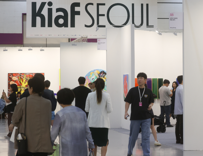  6일 서울 강남구 코엑스에서 열린 키아프 서울(Kiaf SEOUL 2023)에서 방문객들이 전시작품을 살펴보고 있다. 연합뉴스 