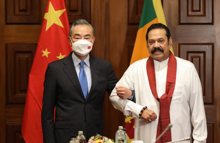마힌다 라자팍사 스리랑카 총리(오른쪽)가 지난해 1월 9일 콜롬보에서 만난 왕이 중국 외교담당 국무위원 겸 외교부장과 팔짱을 낀 채 인사를 나누고 있다. 연합뉴스