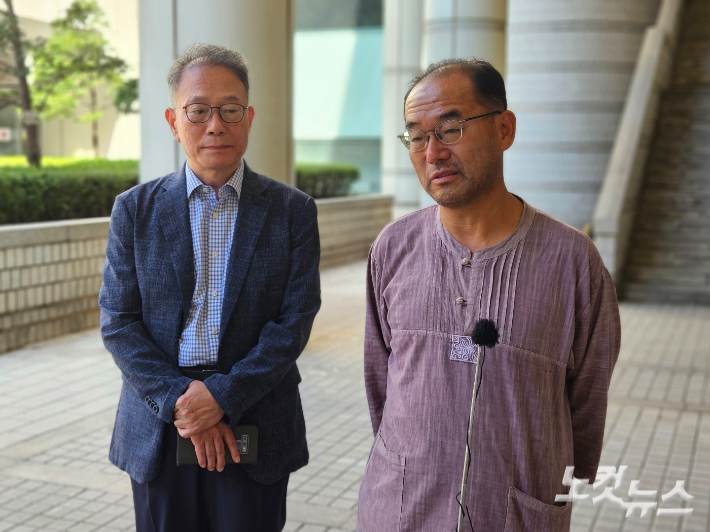 전두환 정권 당시 녹화공작 피해자였던 박만규 목사(왼쪽)와 이종명 목사(오른쪽)가 6일 국가를 상대로 낸 손해배상 소송 첫 재판을 마치고 인터뷰에 응하고 있다. 