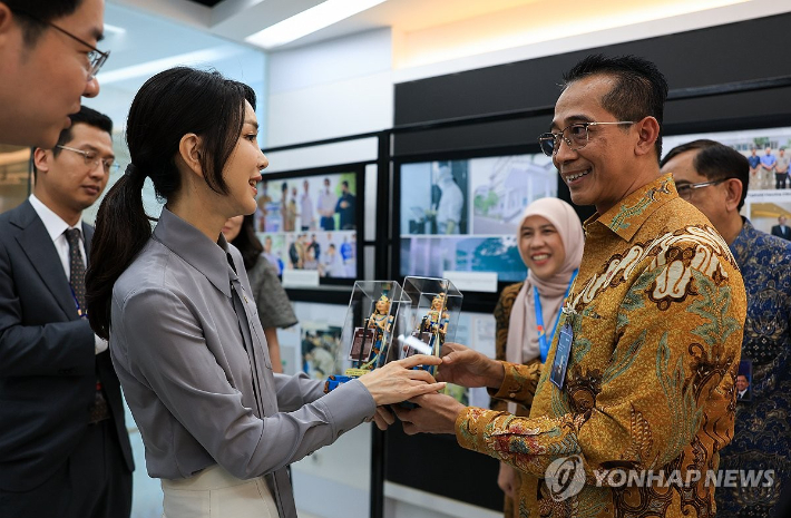 윤석열 대통령과 함께 인도네시아를 방문 중인 김건희 여사가 6일(현지시간) 바이오 파르마 자카트타 지사에서 인도네시아 바이오기업 협력사업 현장 방문을 하며 대표로부터 선물을 전달받고 있다. 연합뉴스