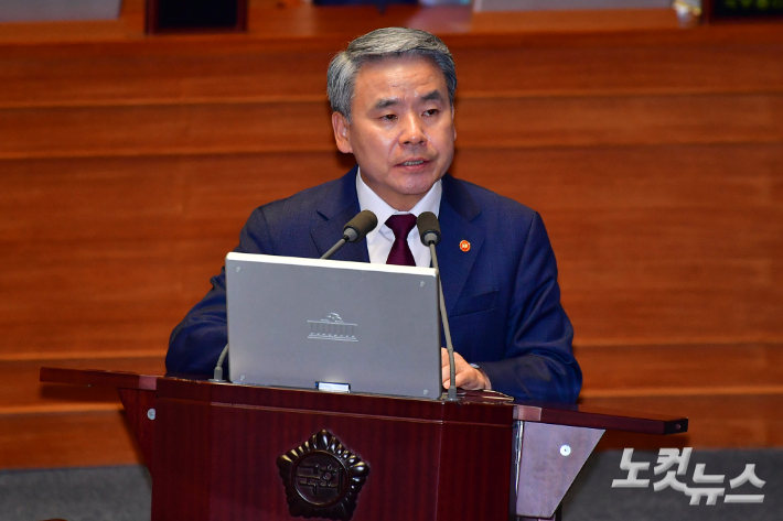 지난 6일 서울 여의도 국회에서 열린 제410회 국회(정기회) 제3차 본회의 외교·통일·안보에 관한 질문에서 이종섭 국방부 장관이 의원 질의에 답변을 하고 있다. 윤창원 기자