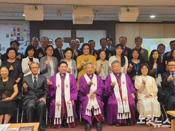 기독교세계 지령 1100호 감사예배 참석자들이 예배 후 기념사진을 촬영하고 있다.