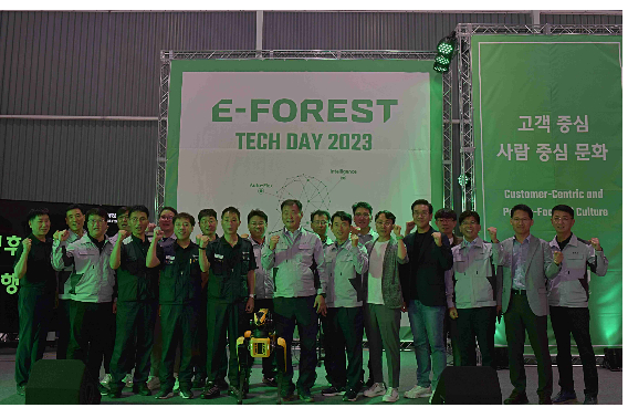 기아 AutoLand 광주에서 열린 E-FOREST 테크데이' 행사에서 박래석 기아 AutoLand광주 공장장을 비롯한 임직원 및 협력업체 대표 등이 개막식 행사에 참석했다. 기아 제공