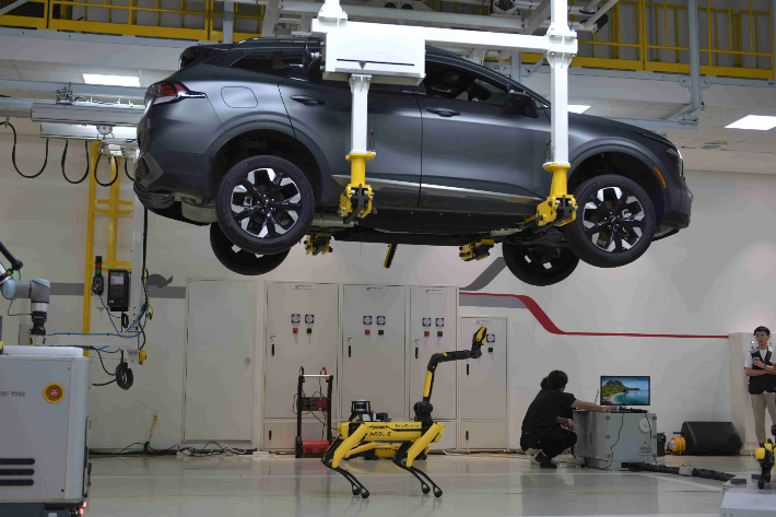 보스턴 다이내믹의 SPOT 로봇이 완성차 무인자율검사 플랫폼에서 '실시간 조립품질 검사'를 수행하고 있다. 기아 제공