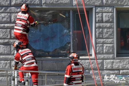 구조 훈련 위해 창문 깨는 119 구조대