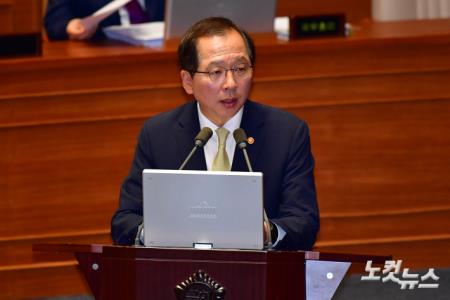 답변하는 조승환 해양수산부 장관