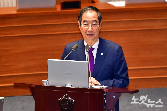 한덕수 국무총리가 7일 서울 여의도 국회에서 열린 제410회국회(정기회) 제4차 본회의 경제 분야 대정부 질문에서 의원 질의에 답변을 하고 있다. 윤창원 기자