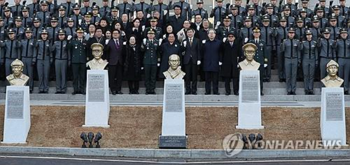 2018년 3월 1일 서울 육군사관학교에서 열린 홍범도 장군 등 독립전쟁 영웅 5인 흉상 제막식 모습.  [연합뉴스 자료사진] 연합뉴스