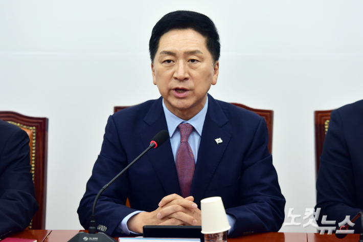 국민의힘 김기현 대표가 4일 서울 여의도 국회에서 열린 최고위워회의에서 모두발언을 하고 있다. 윤창원 기자