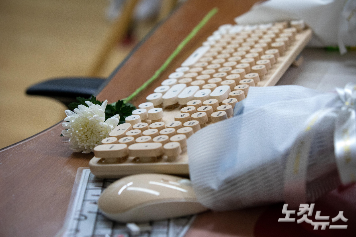 지난 7월 숨진 서울 서이초 교사가 근무했던 1학년 6반 교실 선생님 책상에 국화꽃이 놓여있다. 박종민 기자