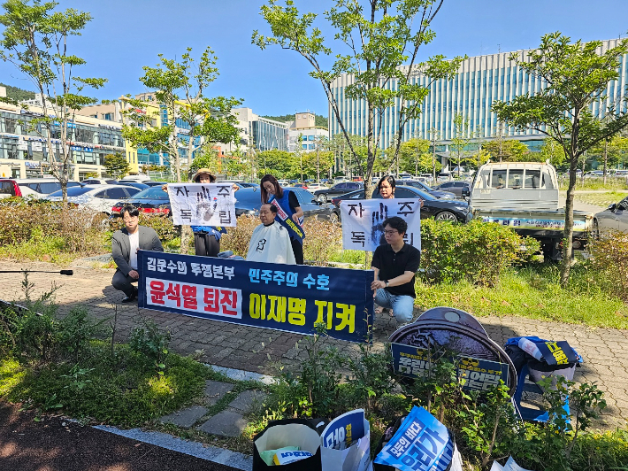 단식 중인 이재명 대표를 지지하는 김문수 특보가 8일 순천지청 앞에서 삭발 투쟁에 돌입했다. 김문수 제공 