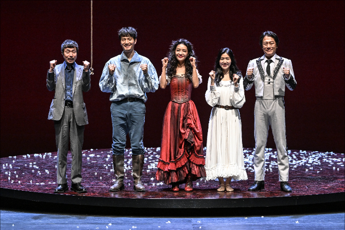 연극 '카르멘'의 고선웅 연출(가장 왼쪽)과 주연배우들. 서울시극단 제공 