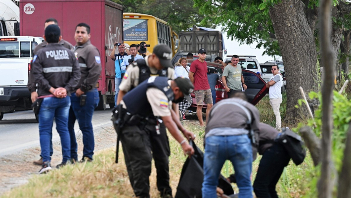 8일(현지시간) 에콰도르 한 길가에서 경찰이 볼리바르 베라 시의원 시신을 수습하고 있다. 연합뉴스