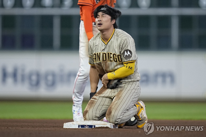 김하성은 9일(한국 시각) 미국 텍사스주 휴스턴의 미닛메이드 파크에서 열린 2023 미국프로야구 메이저리그 휴스턴 애스트로스와의 방문 경기, 5회초 2루 도루에 성공한 뒤 약간의 통증을 호소하고 있다. AP=연합뉴스