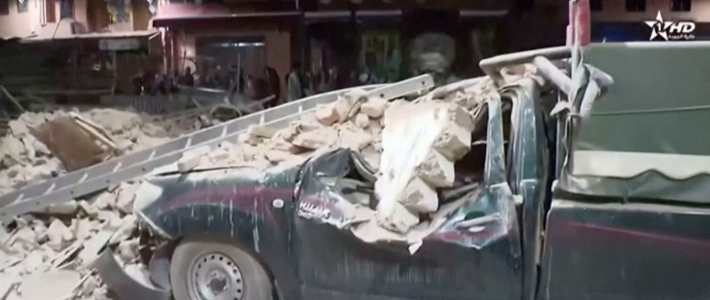 모로코 중부 마라케시 인근에서 발생한 강진으로 무너진 건물 잔해와 부서진 차량. 연합뉴스