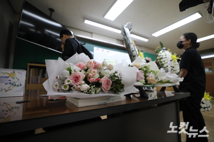 서울 서이초등학교 교사의 49재일인 4일 서울 서이초 교사의 교실에서 고인의 지인들이 슬퍼하고 있다. 박종민 기자
